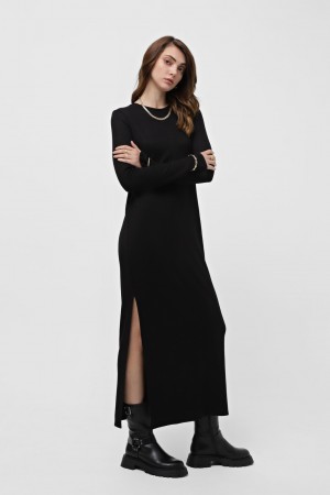 Чорна сукня з розрізом вільного крою