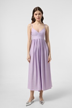Лавандова сукня на тонких бретелях