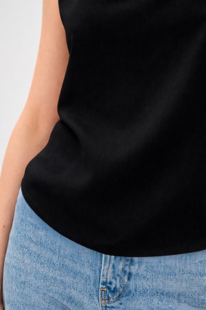 Чорний топ з круглим вирізом