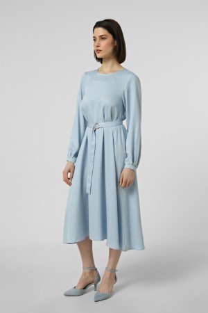 Блакитна сукня з поясом кільцями