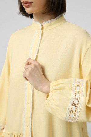 Жовта лляна сукня з мереживом