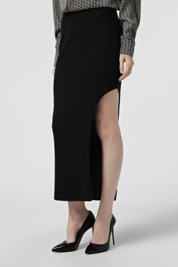 Чорна трикотажна спідниця з фігурним розрізом 