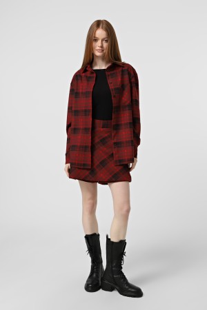 Червона сорочка в чорну клітинку