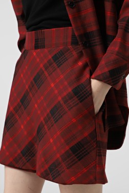 Червона спідниця-шорти в чорну клітинку