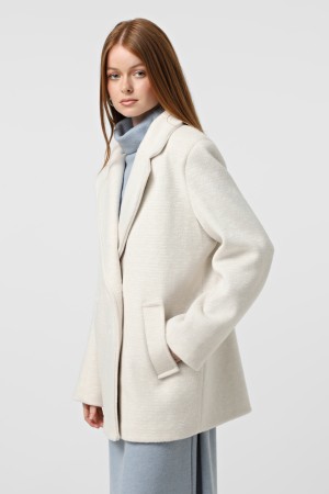 Коротке пальто молочного кольору