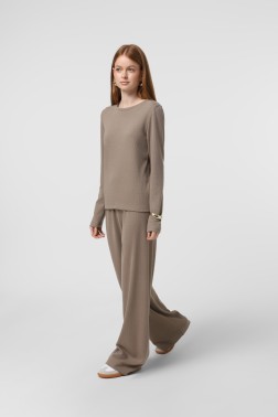 Бежевий приталений светр