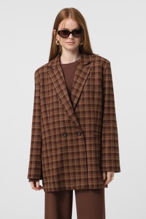 Подовжений коричневий картатий жакет 
