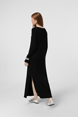 Чорна трикотажна сукня з розрізом