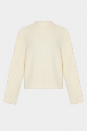 Вершковий светр вільного крою 