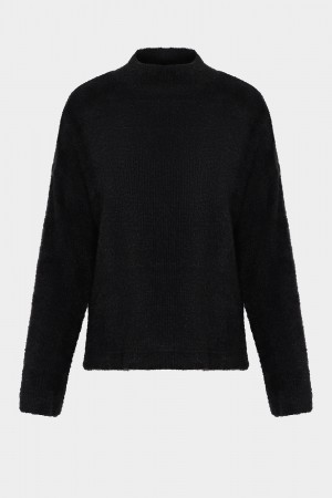 Чорний светр вільного крою