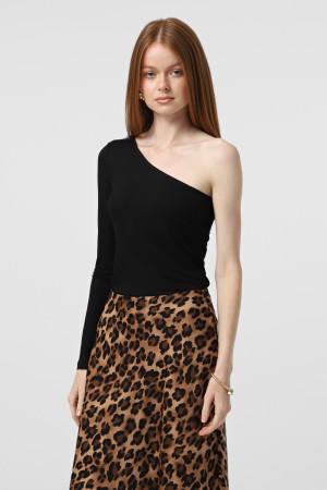 Чорний лонгслів через одне плече