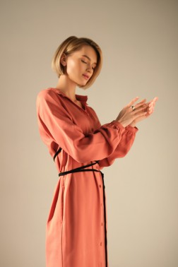 Терракотовое платье с бархатным поясом