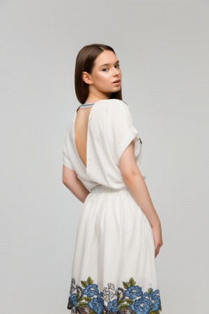 Белое платье с вышивкой синие Пионы