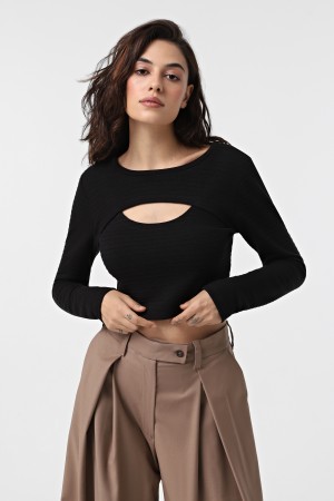 Чорний трикотажний топ з акцентним вирізом